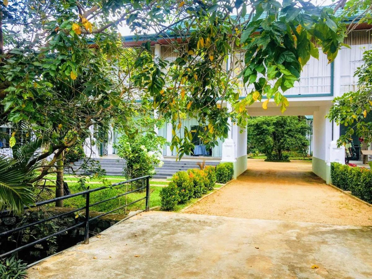 Athkandura Hotel Habarana Bagian luar foto